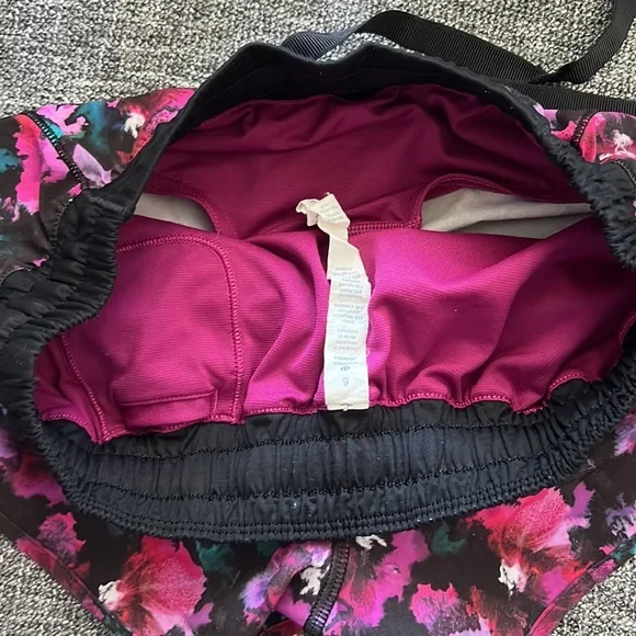 Lululemon shorts size 6 - Picture 4 of 4